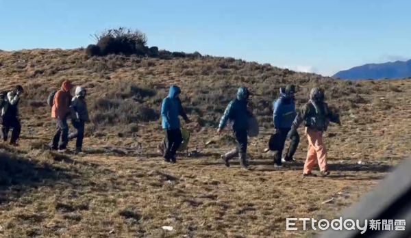 ▲▼南投東郡大山附近8名山友失溫，空勤總隊派遣黑鷹直升機救援             。（圖／記者張君豪翻攝）