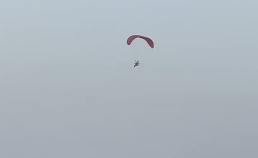 ▲有網友在網路社群PO文指台南西港、安定區上空有人駕動力飛行傘飛行（圖／翻攝自Threads／ajer11o3，下同）