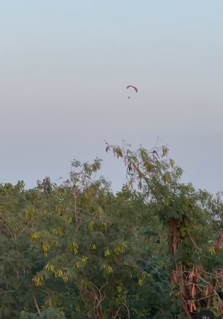 ▲有網友在網路社群PO文指台南西港、安定區上空有人駕動力飛行傘飛行（圖／翻攝自Threads／ajer11o3，下同）