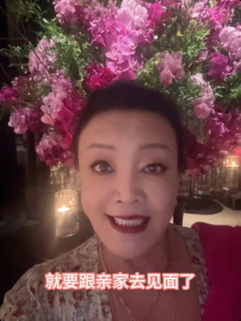 ▲▼張蘭與親家母相見歡。（圖／翻攝自微博）