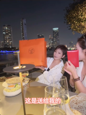 ▲▼張蘭與親家母相見歡。（圖／翻攝自微博）