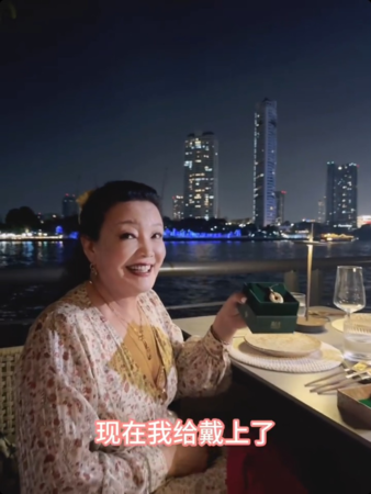 ▲▼張蘭與親家母相見歡。（圖／翻攝自微博）