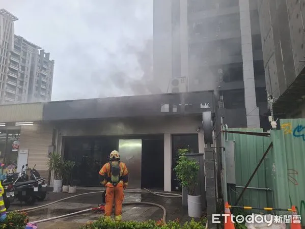 ▲桃園青埔一間牛排館初五火警，濃煙不斷竄出，所幸未有人員傷亡。（圖／記者楊淑媛翻攝，下同）