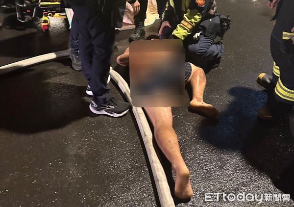 ▲▼胡男被救出後，員警將他壓制並送醫，警方在房內起獲毒品吸食器             。（圖／記者陳以昇翻攝）