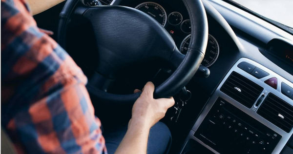 凌晨4點「機場接送」司機精神恍惚　他嚇傻接手「見對方秒睡死」