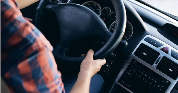 凌晨4點「機場接送」司機精神恍惚　他嚇傻接手「見對方秒睡死」