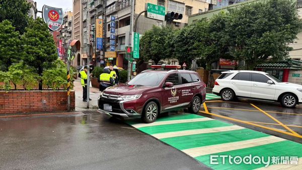 ▲九份消防隊員未注意車況撞行人。（圖／記者郭世賢翻攝）