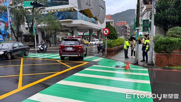 ▲九份消防隊員未注意車況撞行人。（圖／記者郭世賢翻攝）