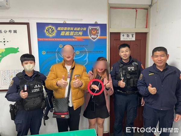 ▲▼鐵警服務年假不打烊，月臺百米追回價值5萬餘元外國觀光客定情信物手鍊 ～    。（圖／鐵路警察局高雄分局提供）