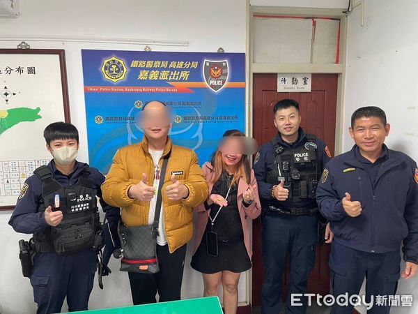 ▲▼鐵警服務年假不打烊，月臺百米追回價值5萬餘元外國觀光客定情信物手鍊 ～    。（圖／鐵路警察局高雄分局提供）