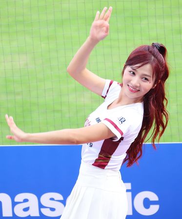 ▲▼小紫曬性感爆乳裝，放送粉絲福利。（圖／樂天桃猿提供）