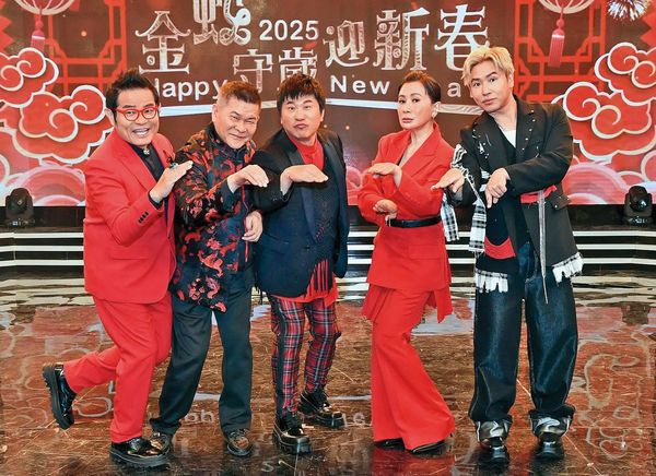 	從民視跳槽，胡瓜主持華視除夕特別節目，開出華麗卡司。左起許效舜、澎恰恰、胡瓜、陳亞蘭、歐漢聲。（華視提供）