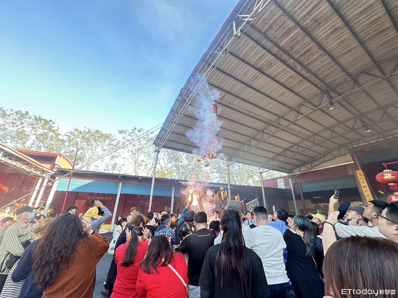 全台唯一!「財富重天而降」大砲開炸初四 旗山財神廟狂送金幣