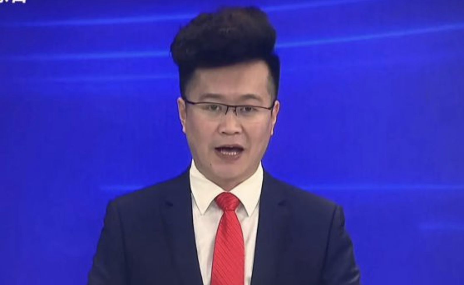 ▲大陸一名地方台男主播的「雞冠頭」造型引起輿論熱議。（圖／翻攝上游新聞）