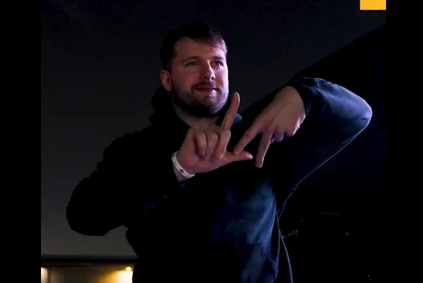 ▲▼唐西奇飛抵洛杉磯，比出LA手勢。（圖／翻攝自X／Los Angeles Lakers）