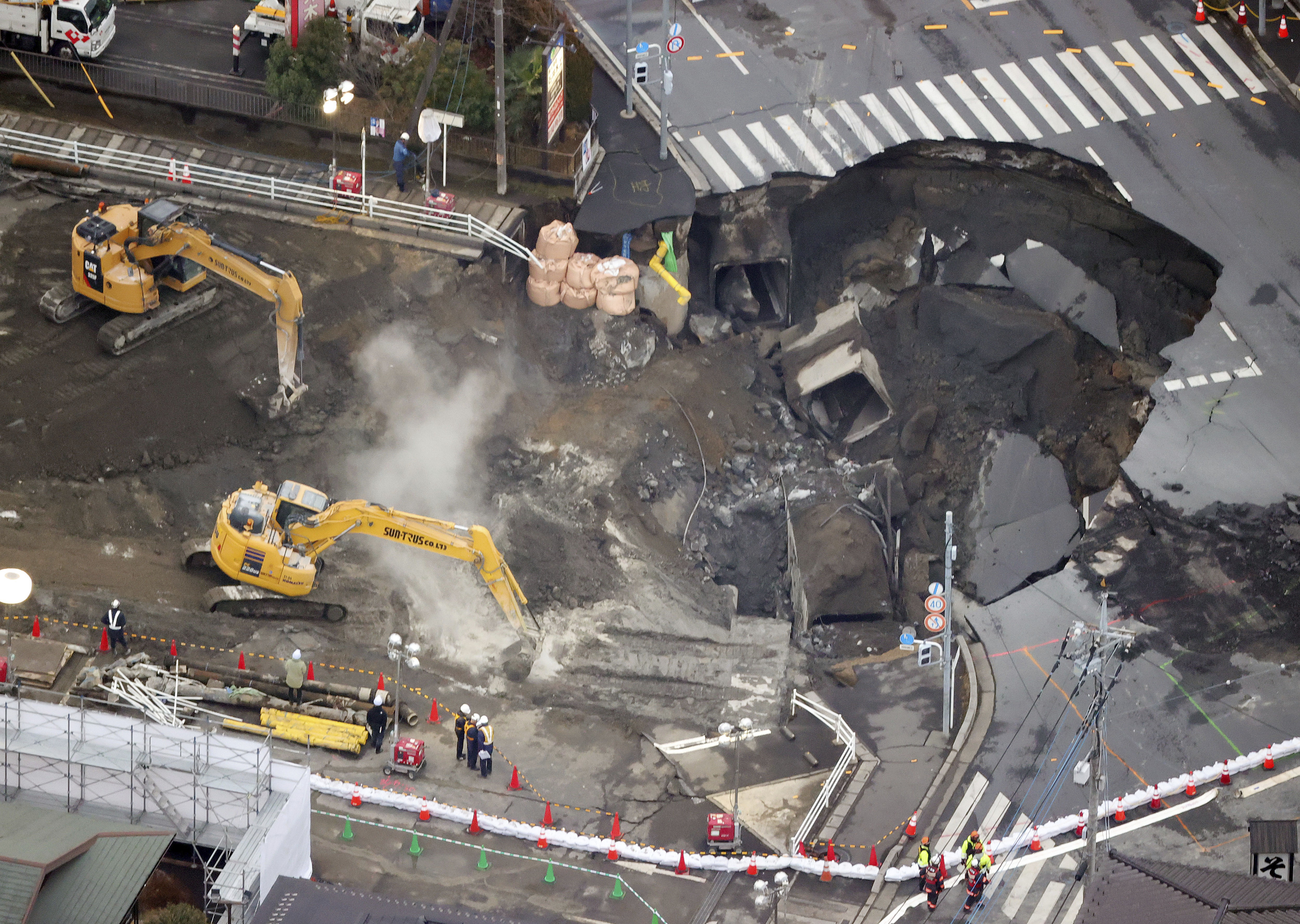 ▲▼ 日本埼玉縣八潮市一處交岔路口發生大規模路面塌陷。（圖／達志影像／美聯社）