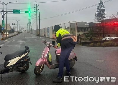 桃園「無監視器路口」2機車碰撞 2女騎士都說是綠燈行駛