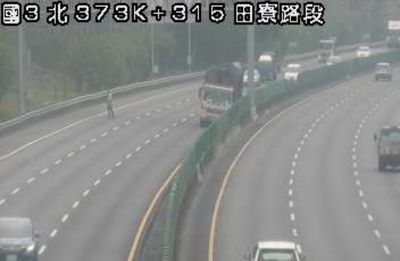 快訊/國3田寮段大貨車爆胎停內側車道 駕駛穿越車陣路肩待援