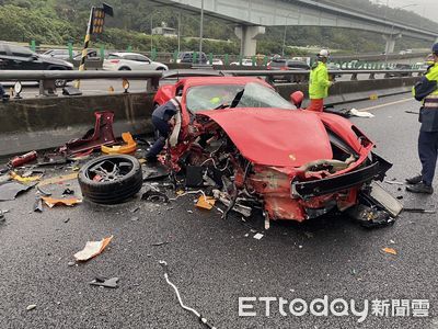 保時捷國道自撞！37歲男噴車外斷腿見骨　412萬跑車成廢鐵慘況曝