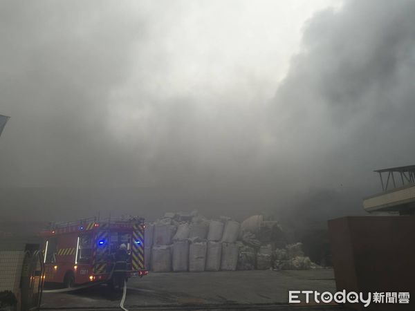 ▲▼        彰化塑膠工廠火警     。（圖／記者唐詠絮翻攝）