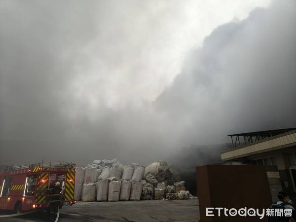 ▲▼        彰化塑膠工廠火警     。（圖／記者唐詠絮翻攝）