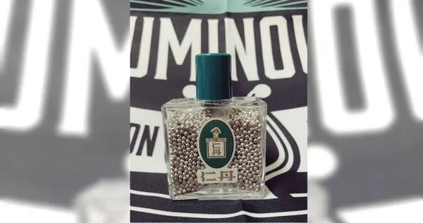 男子多年前在杜拜過安檢時，因為攜帶外形酷似子彈的成藥，而被關「小黑屋」調查。（圖／翻攝X）