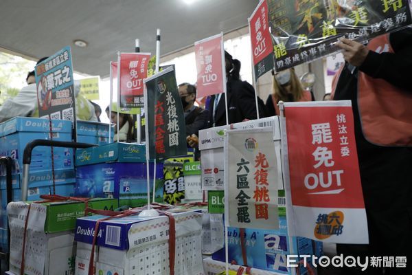 ▲▼ 罷免團體送件。（圖／記者湯興漢攝）