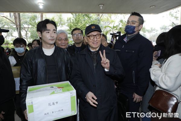 ▲▼罷免團體送件。（圖／記者湯興漢攝）