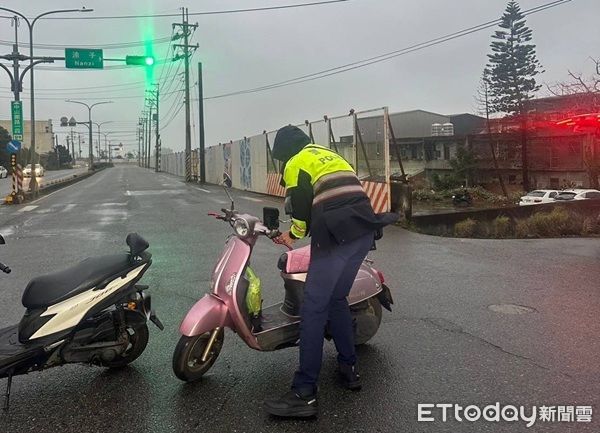 ▲騎機車的蘇姓與施姓婦人在路口發生踫撞。（圖／大園警分局提供）