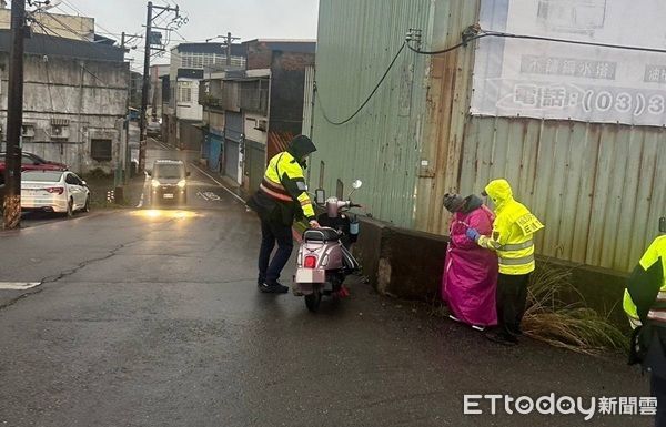 ▲▼巡警經過處理事故，將機車移置路旁，並引導車流。（圖／大園警分局提供）