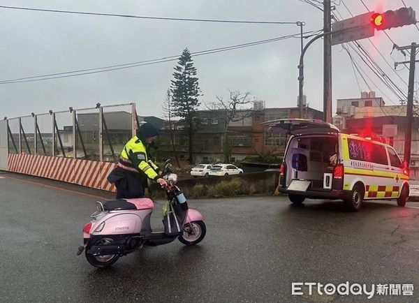 ▲▼巡警經過處理事故，將機車移置路旁，並引導車流。（圖／大園警分局提供）