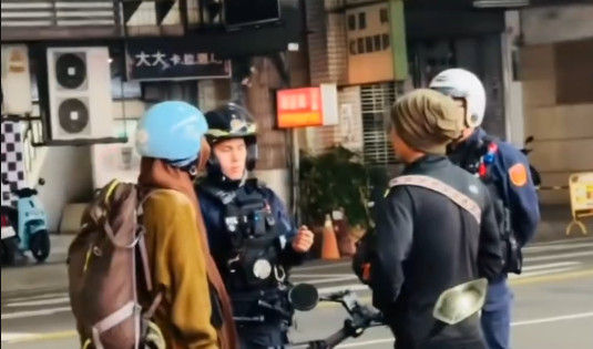 ▲47歲張姓男子涉嫌騎租賃機車酒駕，被市警二分局警方攔車查獲，依公共危險罪嫌送辦。（圖／翻攝自社會事新聞影音）