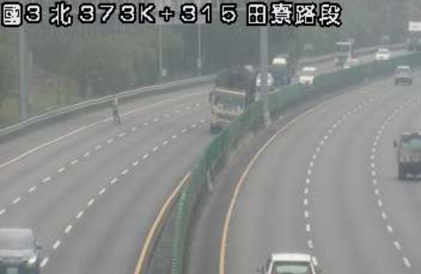 ▲▼國道3號北上田寮段，內側車道停放一部大貨車。（圖／翻攝自1968）