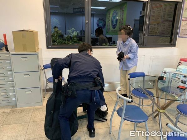 ▲越南籍楊姓女大生為買吉他，錯過搭車回新北市學校，求助警方。（圖／桃園警分局提供、下同）