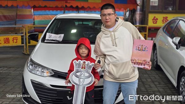 ▲▼             嘉義縣東石鄉港口宮擲筊大賽，最大獎轎車由76歲江先生奪得。（圖／記者翁伊森翻攝，下同）