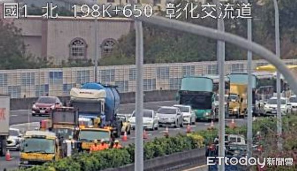 ▲國1南向198K發生貨車閃狗撞車後翻覆。（圖／記者唐詠絮翻攝）
