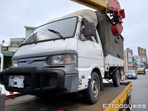 ▲國1南向198K發生貨車閃狗撞車後翻覆。（圖／記者唐詠絮翻攝）