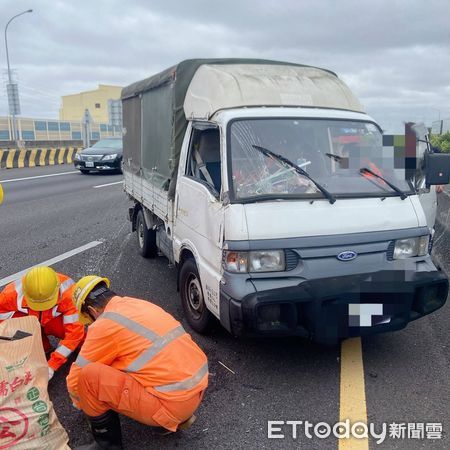 ▲國1南向198K發生貨車閃狗撞車後翻覆。（圖／記者唐詠絮翻攝）