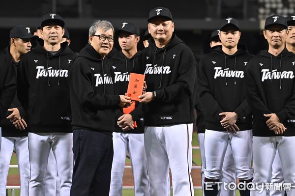▲▼教育部長鄭英耀、中華隊總教練曾豪駒出席世界棒球經典賽資格賽中華隊開訓儀式。（圖／記者李毓康攝）