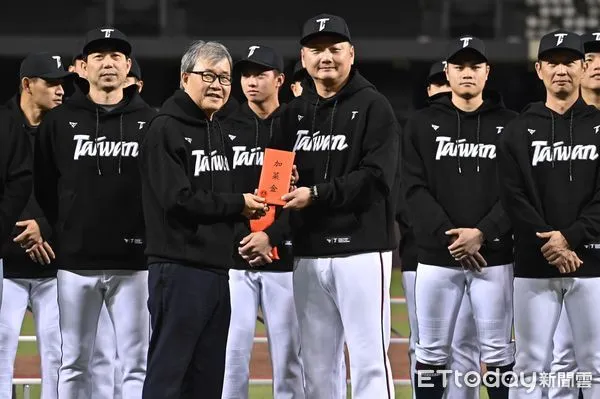 ▲▼教育部長鄭英耀、中華隊總教練曾豪駒出席世界棒球經典賽資格賽中華隊開訓儀式。（圖／記者李毓康攝）
