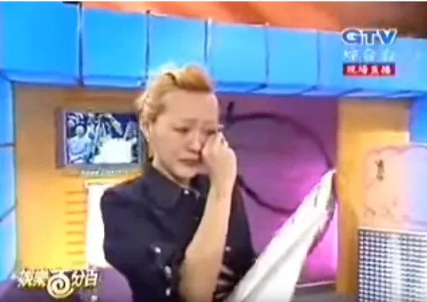 ▲小S曾為了大S在鏡頭前痛哭。（圖／翻攝自YouTube／八大電視娛樂百分百）