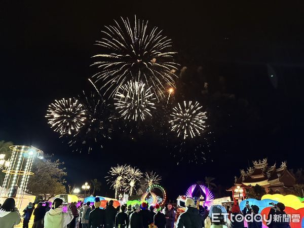 ▲▼花蓮太平洋燈會春節期間迎來各縣市遊客及返鄉遊子，再加上香港直飛花蓮的遊客，帶來滿滿人潮。（圖／花蓮縣政府提供，下同）