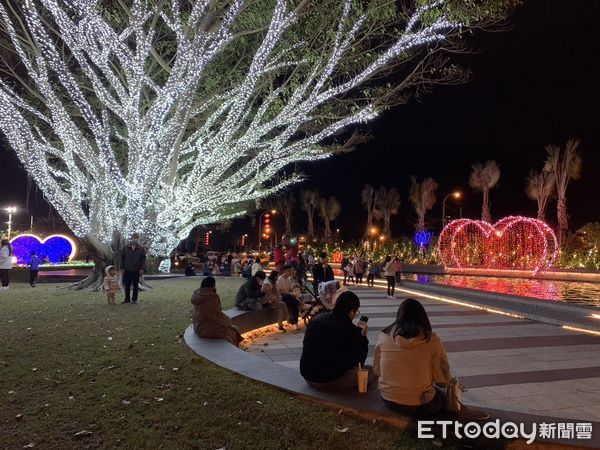 ▲▼花蓮太平洋燈會春節期間迎來各縣市遊客及返鄉遊子，再加上香港直飛花蓮的遊客，帶來滿滿人潮。（圖／花蓮縣政府提供，下同）