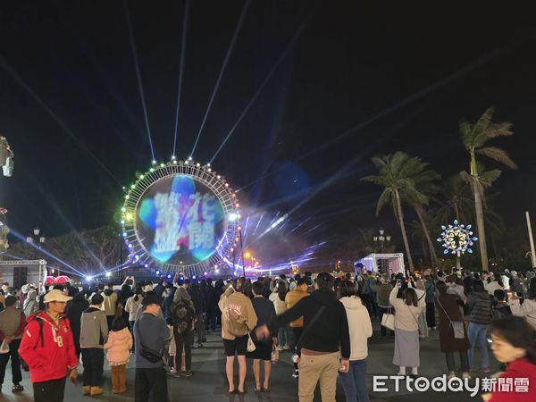 ▲▼花蓮太平洋燈會春節期間迎來各縣市遊客及返鄉遊子，再加上香港直飛花蓮的遊客，帶來滿滿人潮。（圖／花蓮縣政府提供，下同）