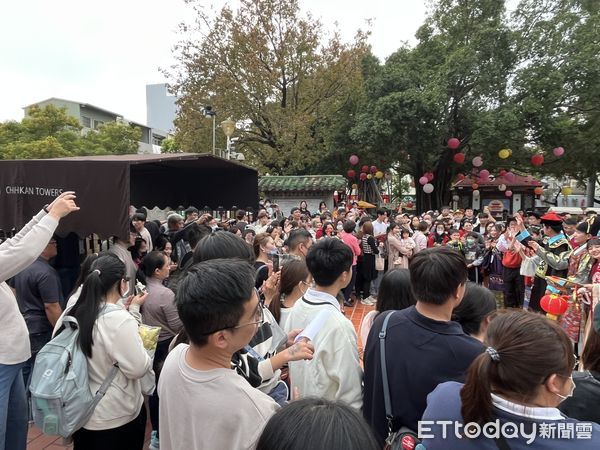 ▲「熱蘭遮市集」今年市集首度嘗試移師「普羅民遮城（赤崁樓）」，在農曆新年期間，體驗融合西拉雅、漢人、荷蘭與日本等多元文化的新奇年節盛會，乙巳蛇年春節期間，吸引入園人次達19890人，較去年同期成長約23.4%，更創下歷史新高。（圖／記者林東良翻攝，下同）