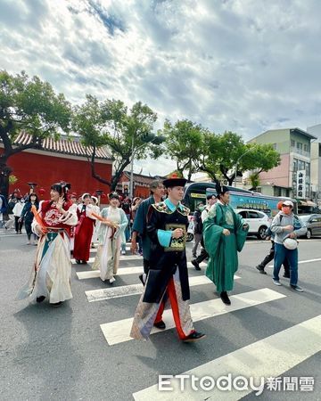 ▲「熱蘭遮市集」今年市集首度嘗試移師「普羅民遮城（赤崁樓）」，在農曆新年期間，體驗融合西拉雅、漢人、荷蘭與日本等多元文化的新奇年節盛會，乙巳蛇年春節期間，吸引入園人次達19890人，較去年同期成長約23.4%，更創下歷史新高。（圖／記者林東良翻攝，下同）