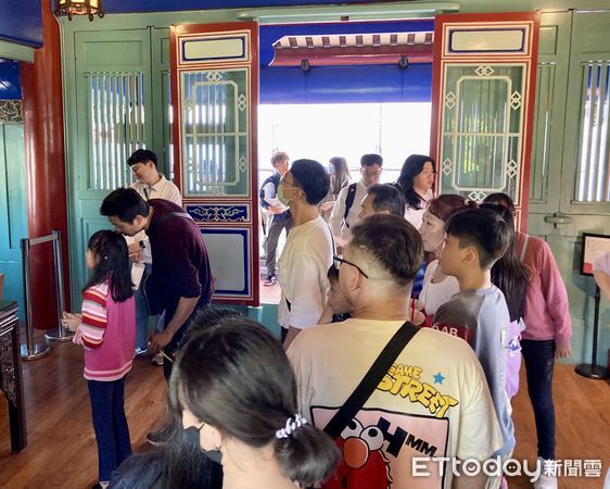 ▲「熱蘭遮市集」今年市集首度嘗試移師「普羅民遮城（赤崁樓）」，在農曆新年期間，體驗融合西拉雅、漢人、荷蘭與日本等多元文化的新奇年節盛會，乙巳蛇年春節期間，吸引入園人次達19890人，較去年同期成長約23.4%，更創下歷史新高。（圖／記者林東良翻攝，下同）