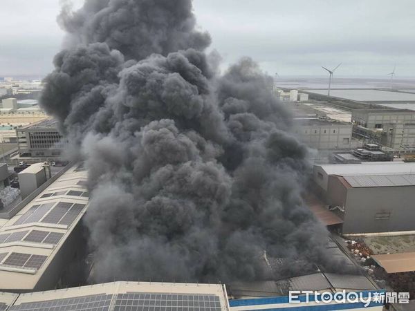 ▲塑膠工廠火警空拍照。（圖／消防局提供）