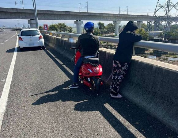 ▲國3快官路段驚見移工騎電動二輪車雙載。（圖／吳先生提供）