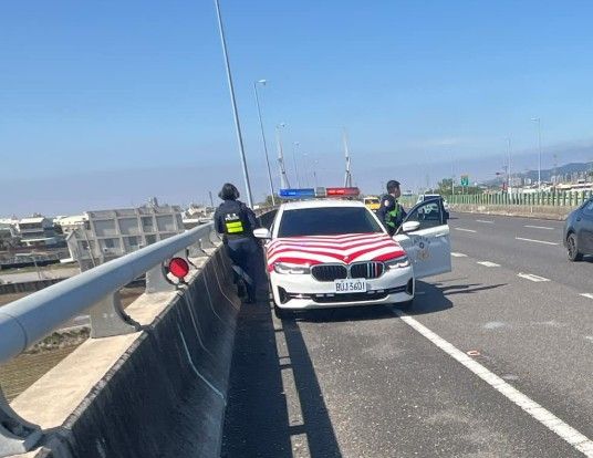 ▲國3快官路段驚見移工騎電動二輪車雙載。（圖／吳先生提供）